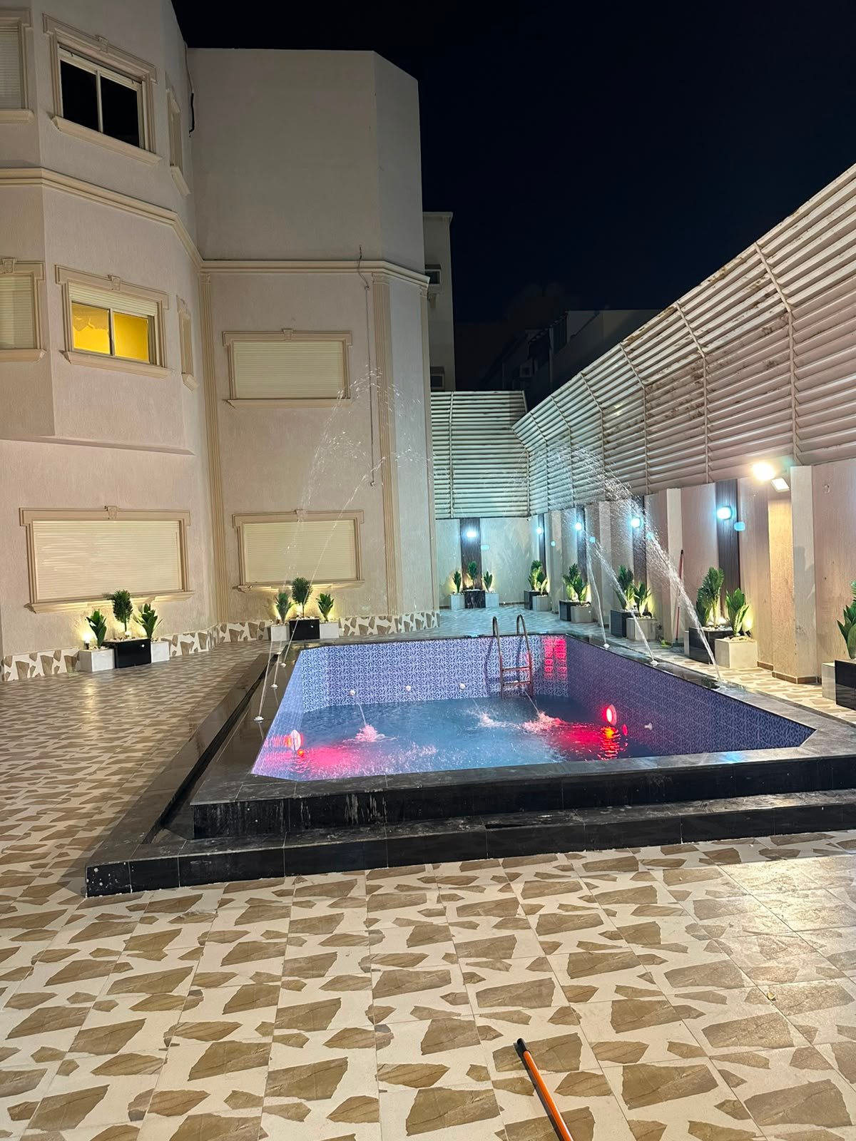 تأسيس وتطبيق مسابح  بانواعها مع الشلال بحرافيه عالية