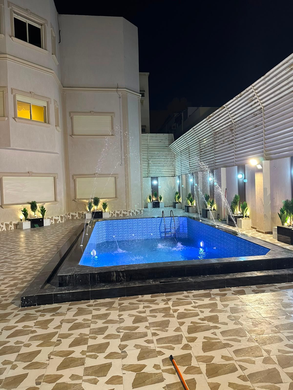 تأسيس وتطبيق مسابح  بانواعها مع الشلال بحرافيه عالية