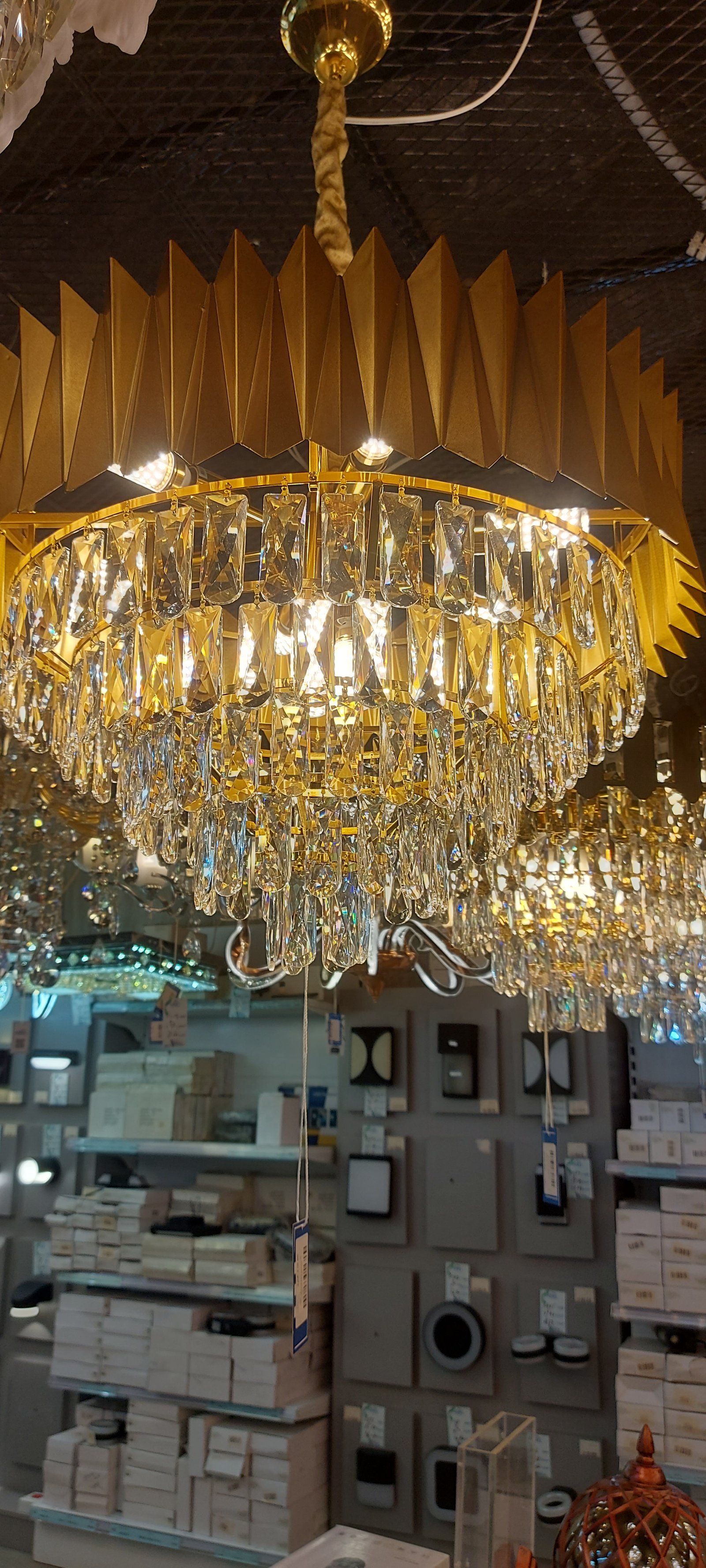 تركيب النجف والإضاءة